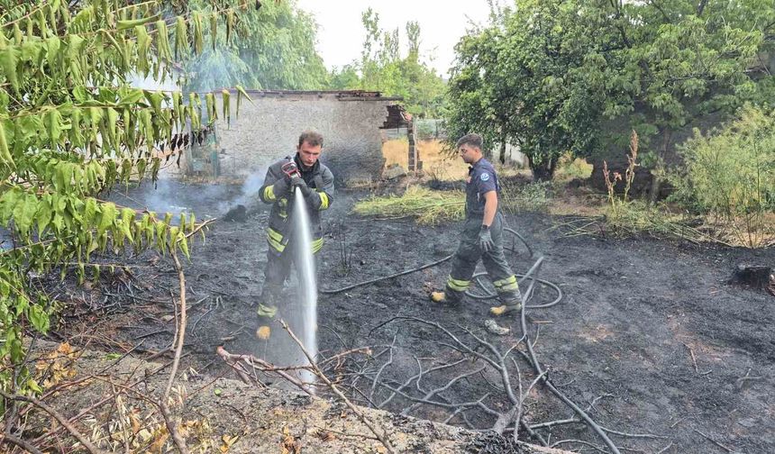 Sazova'da Bahçe Yangını Korku Yarattı