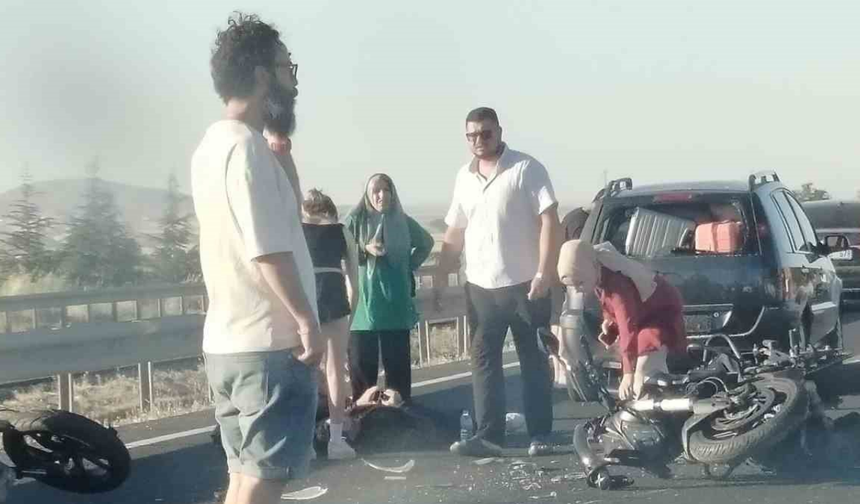 Sivrihisar'da İki Motosiklet Otomobile Çarptı: 2 Yaralı