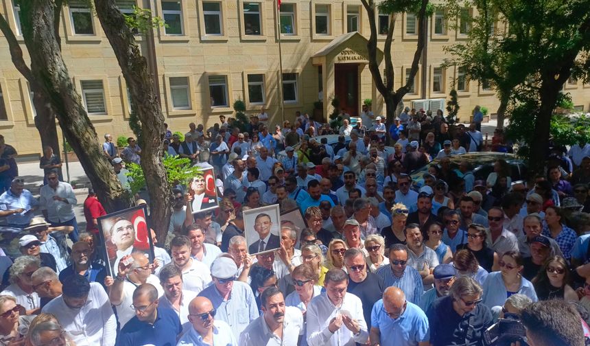 Talat Yalaz CHP İl Binasının Anahtarını İl Seçim Kurulunun Kapısına Astı