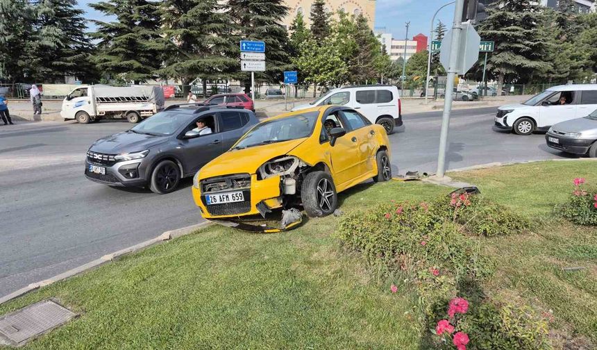 Eskişehir’de İki Otomobil Çarpıştı, Araç Refüje Çıktı