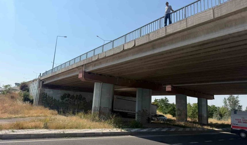 Üst Geçide Çıkan Şahıs Nedeniyle Yol Kapatıldı