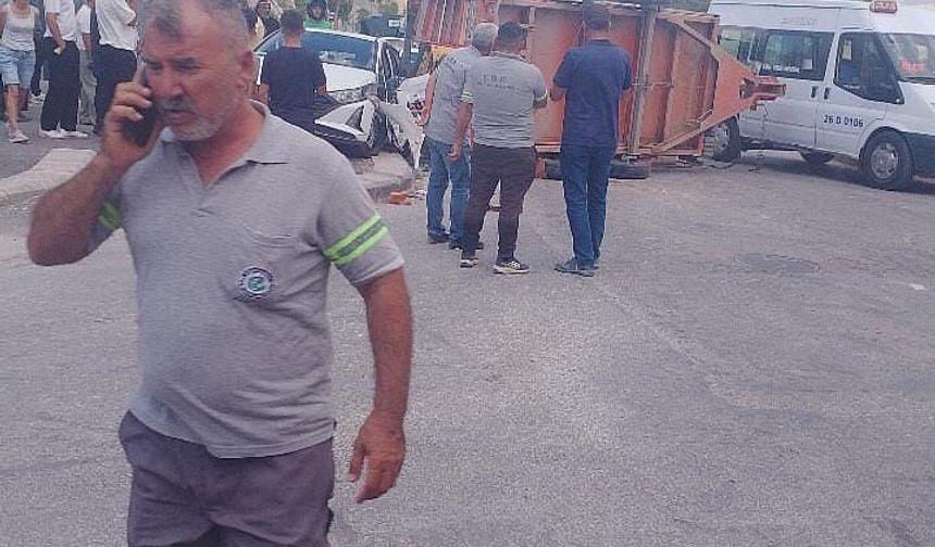 Ihlamur Konakları Önünde Otomobil ile Silindir Çarpıştı, İş Makinesi Devrildi