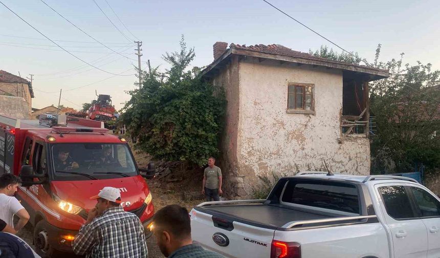 Yangından dönen itfaiye aracı eve çarptı: 3 yaralı