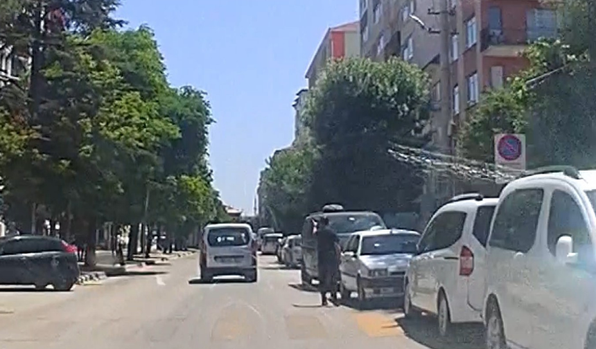 Yaya Geçidinde Durmayan Aracı Arkasından Kovaladı