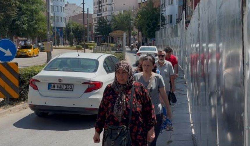 Eskişehir'de Kaldırımdaki İnşaat Paravanı Yayaları Trafiğin Ortasında Bıraktı