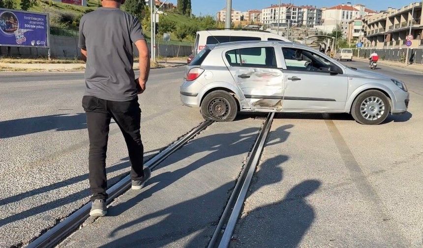 Eskişehir'de Kaza Sonrası Örnek Davranış Kameralara Böyle Yansıdı