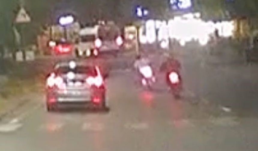Eskişehir'de Otomobil ve Motosikletlerin Tehlikeli Yarışı Kamerada