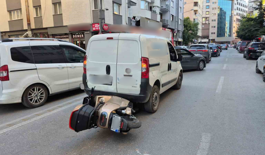 Tepebaşı'nda Korkutan Kaza: Motosiklet Aracın Altında Kaldı