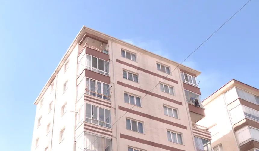 Ulus Caddesi’nde apartman çatısında yangın paniği