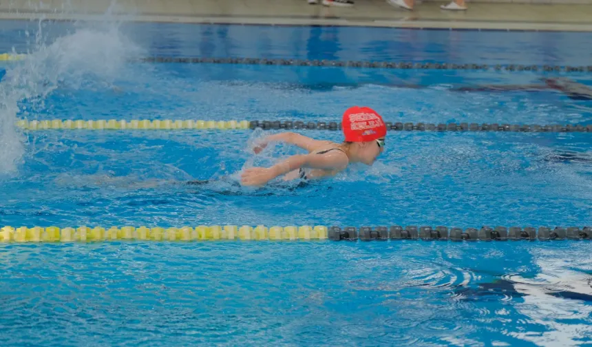Eskişehir Kentpark Havuzunda Yüzme Yarışları Heyecanı
