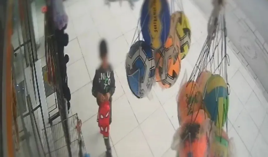 Kırtasiye Önünde Askıdaki Bereleri Çaldı!