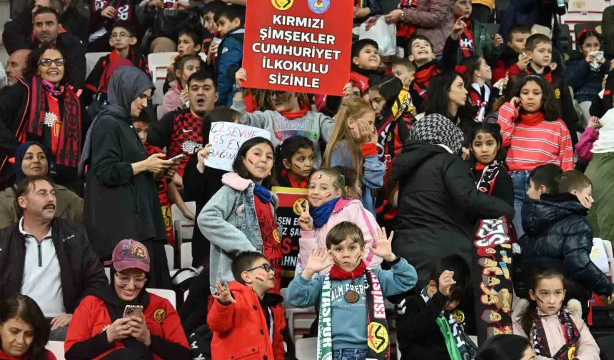 "Kucak Dolusu Hayaller Projesi" Minik Taraftarları Tribünlerle Buluşturdu