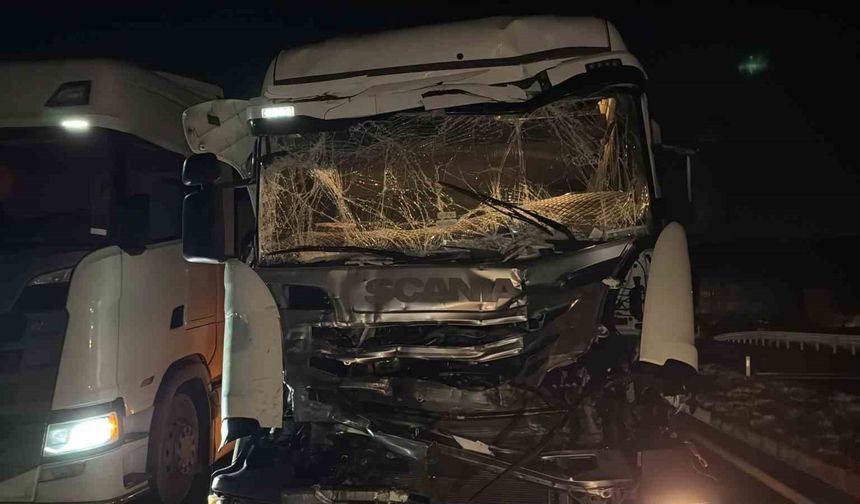 Afyonkarahisar’da İki Tır ve Otomobil Çarpıştı: Bir Yaralı