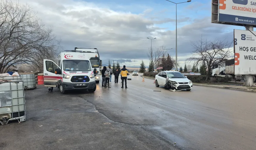 Eskişehir’de Kaygan Yolda Otomobil Tıra Çarptı, Depo Patladı