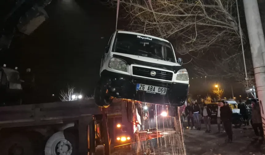 El Freni Çekilmeyen Araç Porsuk Çayı’ndan 4 Saatte Çıkarıldı