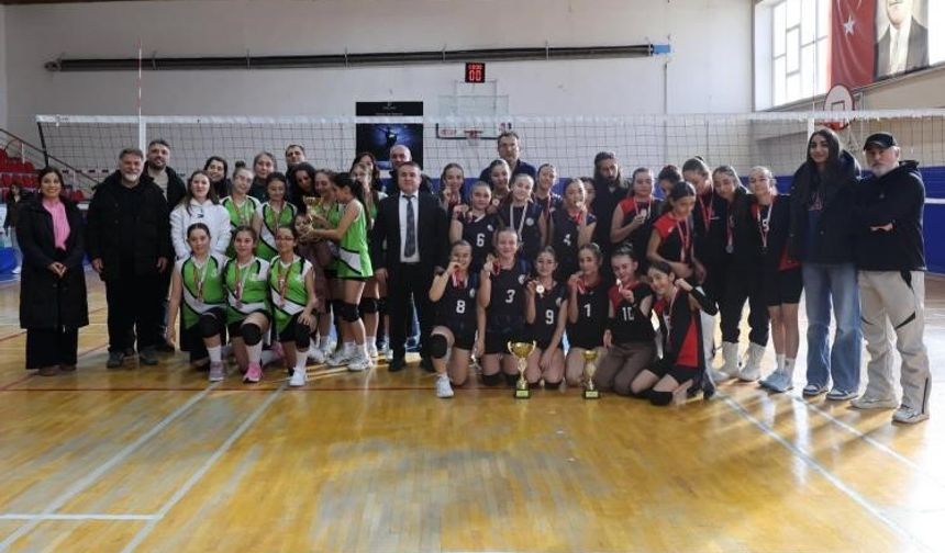 Bilecik’te Voleybolun Yıldızları Kupalarına Kavuştu