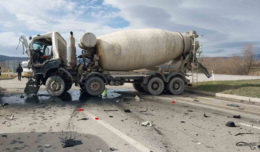 Kütahya’da Beton Mikserleri Çarpıştı: 2 Kişi Yaralandı