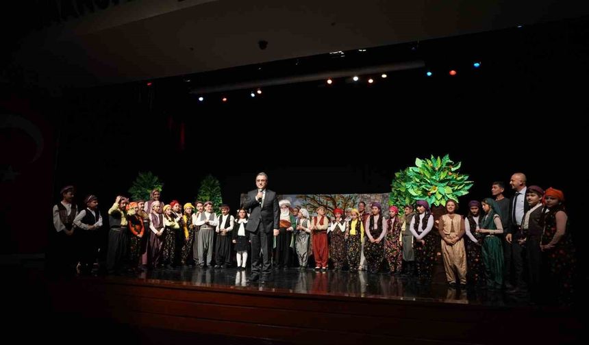 “Gülmek Serbest, Akıl Şart” Sahnesi Ayakta Alkışlandı