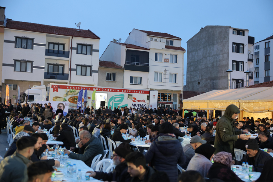 Ayşe Ünlüce Çifteler’de İftar Sofrasında (1)
