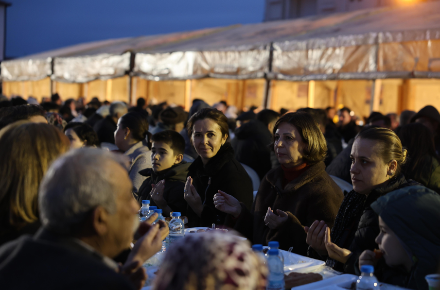Ayşe Ünlüce Çifteler’de İftar Sofrasında (4)