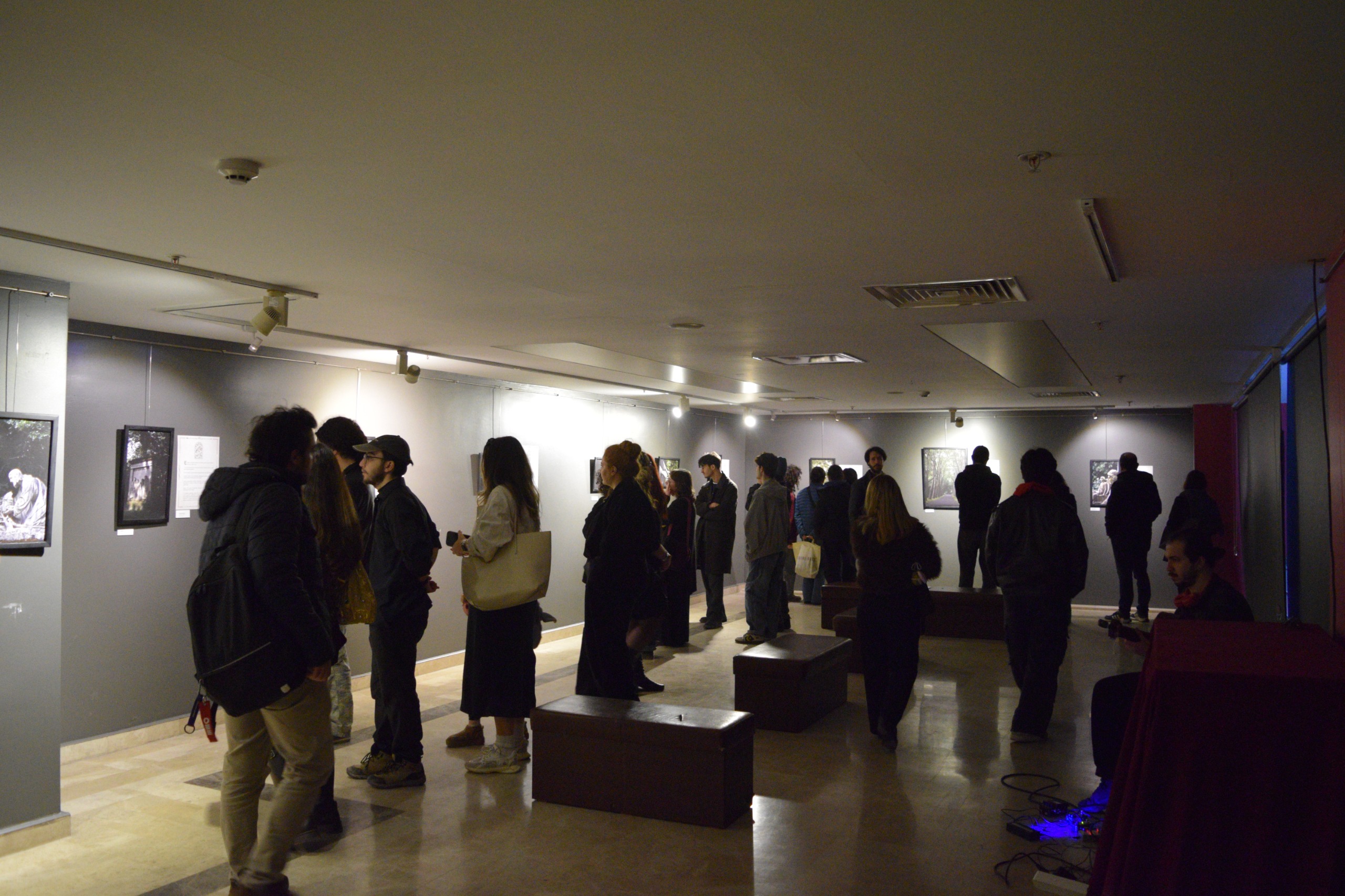 “Bi̇r Gün Daha” Sergi̇si̇ Açildi (2)