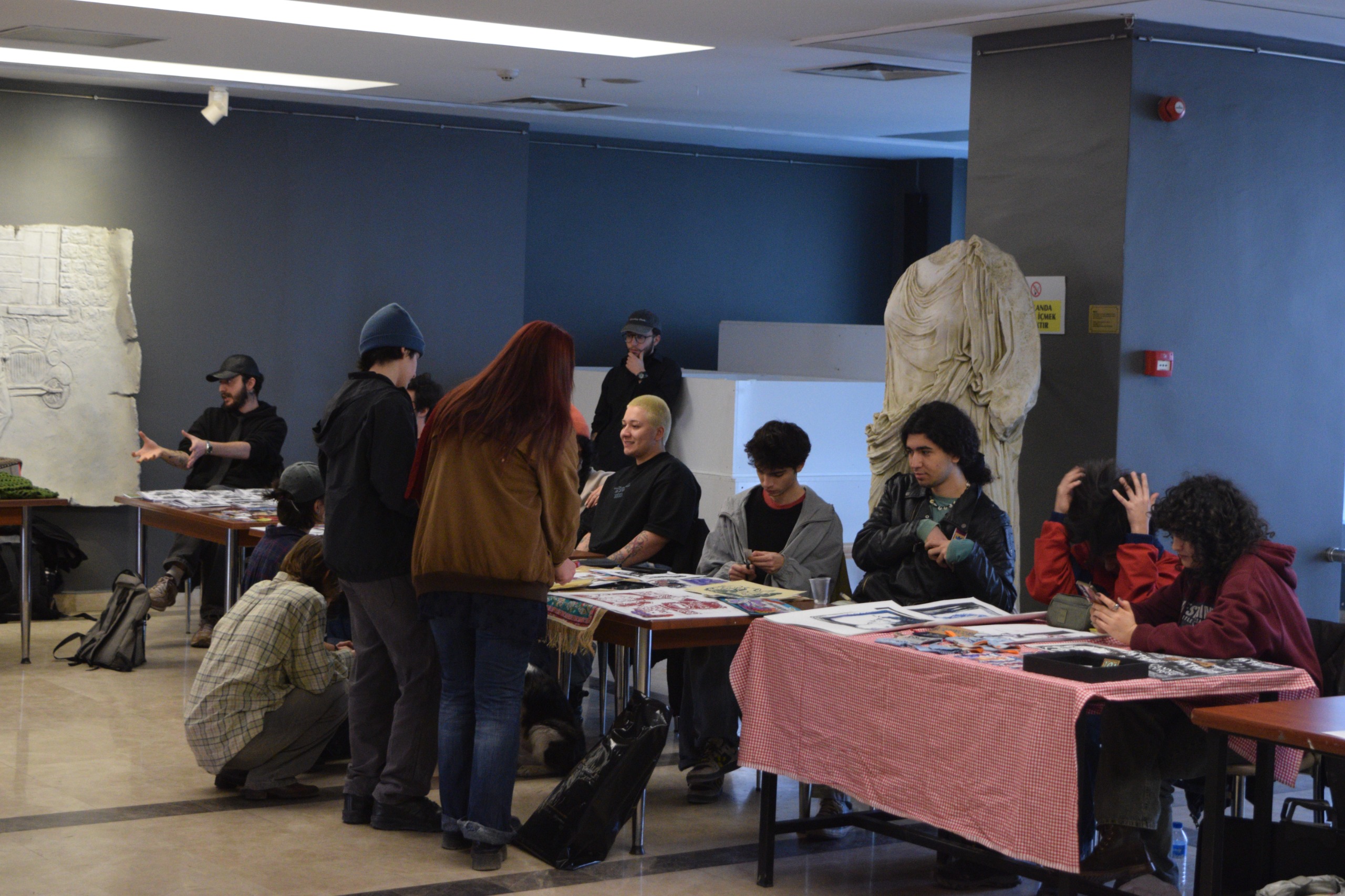 “Bi̇r Gün Daha” Sergi̇si̇ Açildi (7)