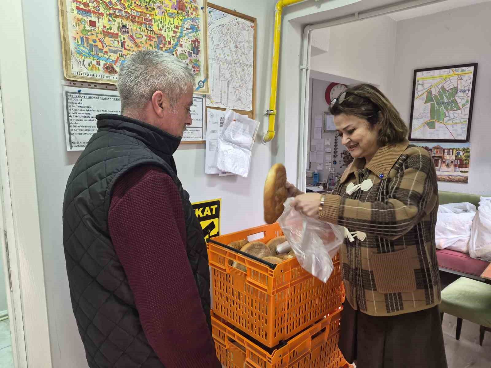 Cunudiye’de İhtiyaç Sahiplerine Pide Yardımı (1)