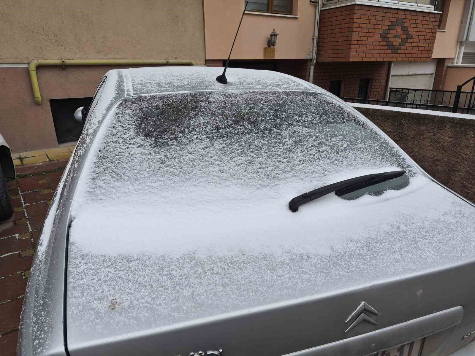 Eskişehir’de Kar Yağışı Geri Döndü Şehir Beyaza Büründü (2)