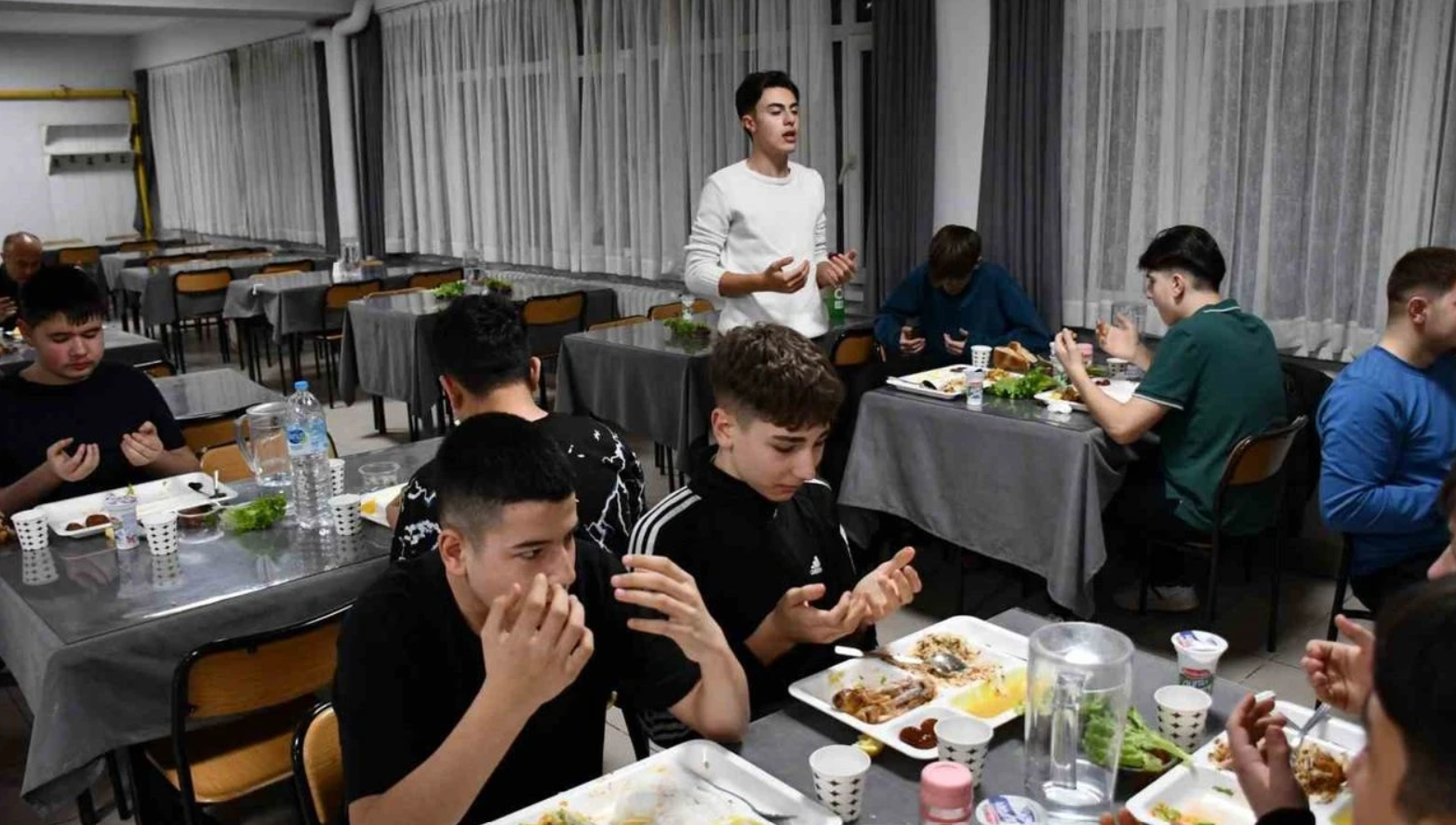 İl Milli Eğitim Müdürü Aydın Öğrencilerle İftarda