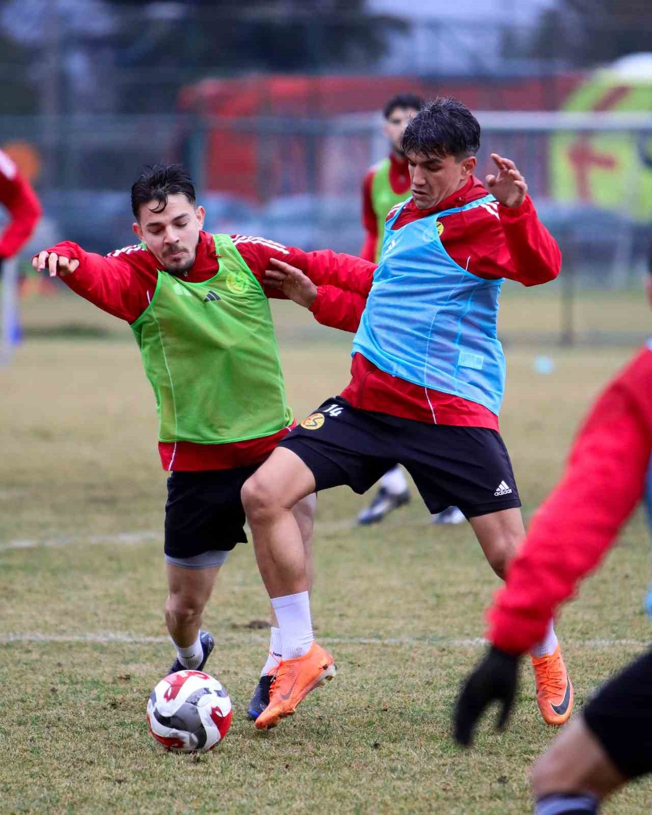 Kırmızı Şimşekler Ayvalıkgücü Maçına Hazırlanıyor