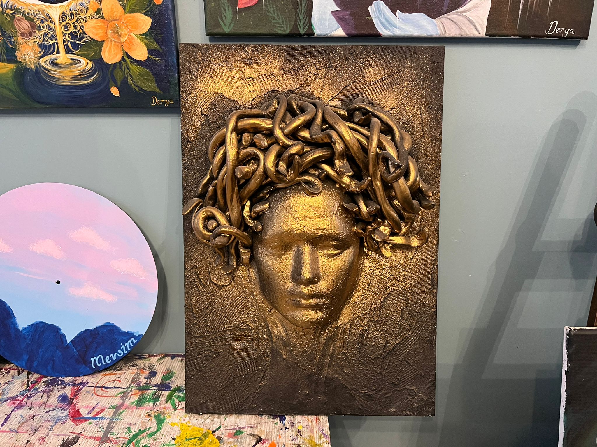 Kurduğu Atölyede Yaratıcılığını Sergiliyor (1)