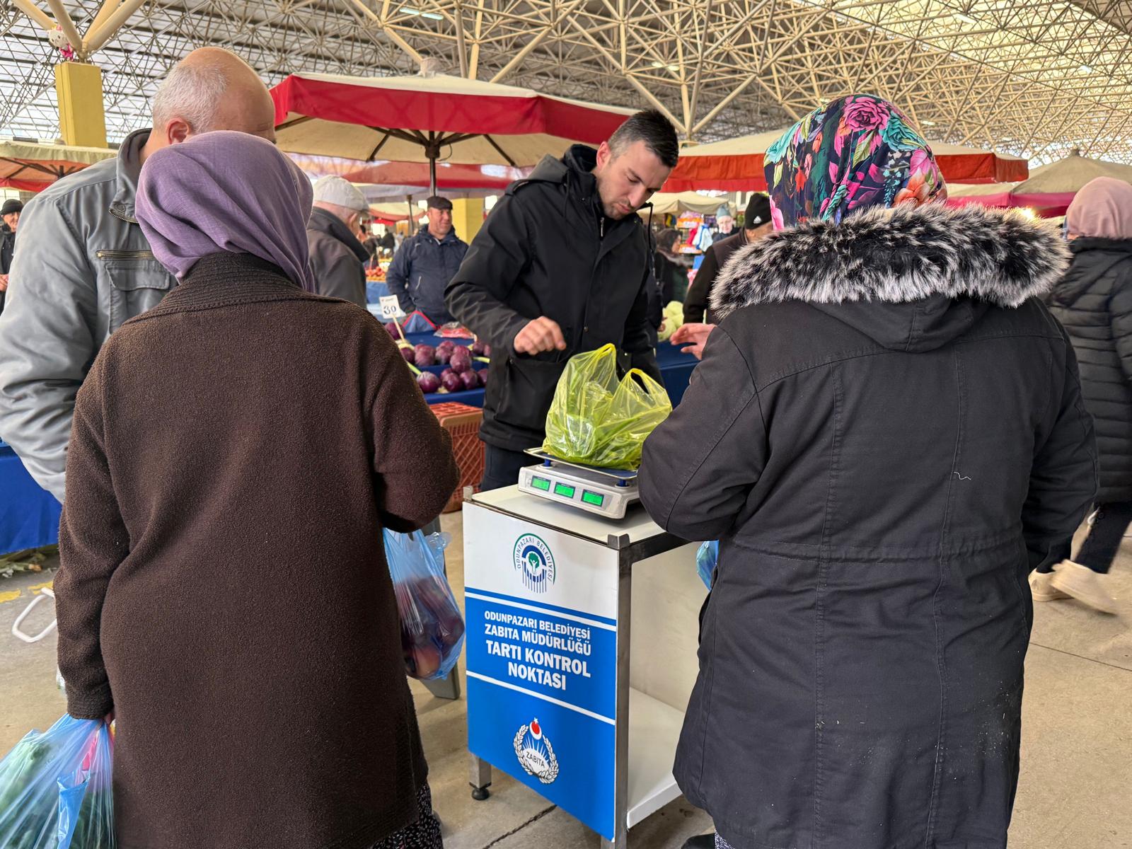 Odunpazarı Belediyesi’nden Pazarlarda Elektronik Tartı Denetimi (2)