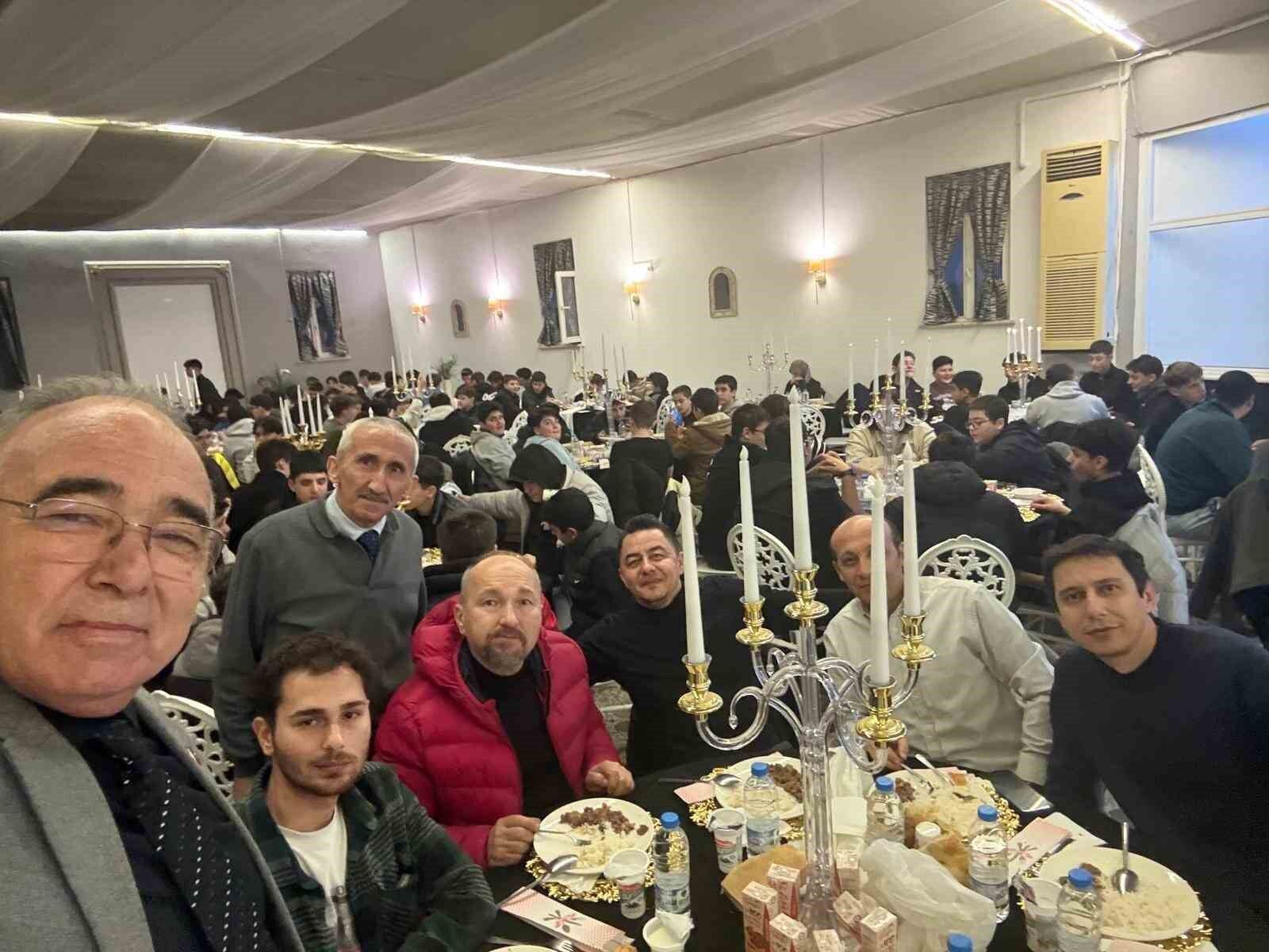 Öğrenci Ve Öğretmenler İftarda Bir Arada (2)