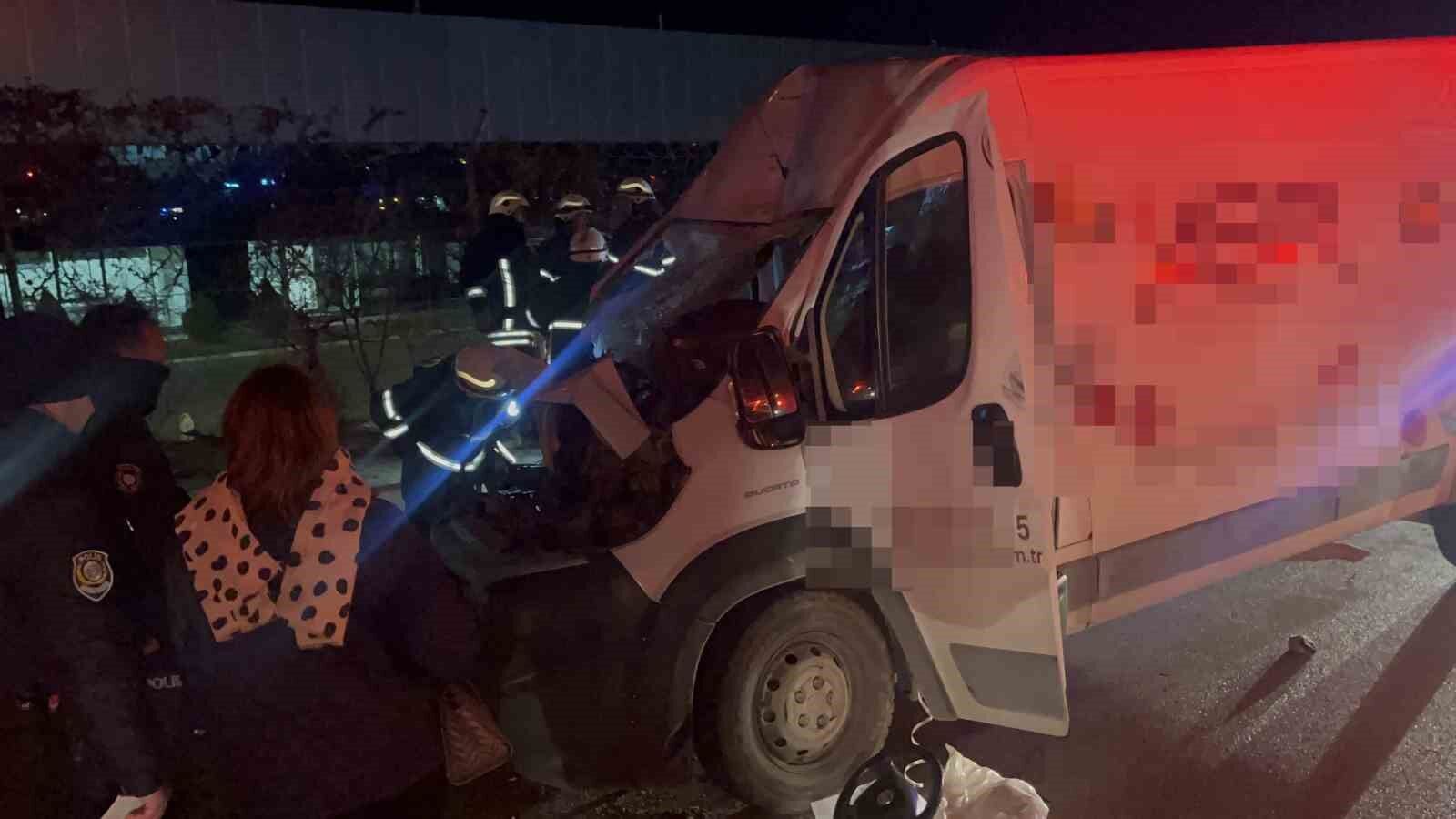 Panelvan Tıra Çarptı, 54 Yaşındaki Kadın Hayatını Kaybetti