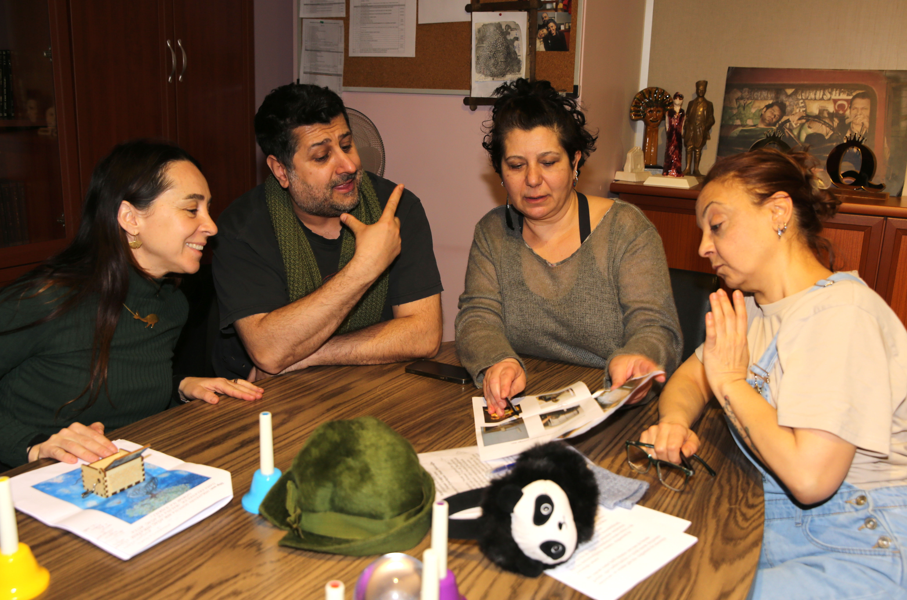 Şehi̇r Ti̇yatrolarindan Mi̇ni̇k İzleyi̇ci̇leri̇ İçi̇n Yeni̇ Oyun “Rüzgârda Savrulan Yapraklar” (1).Jpg