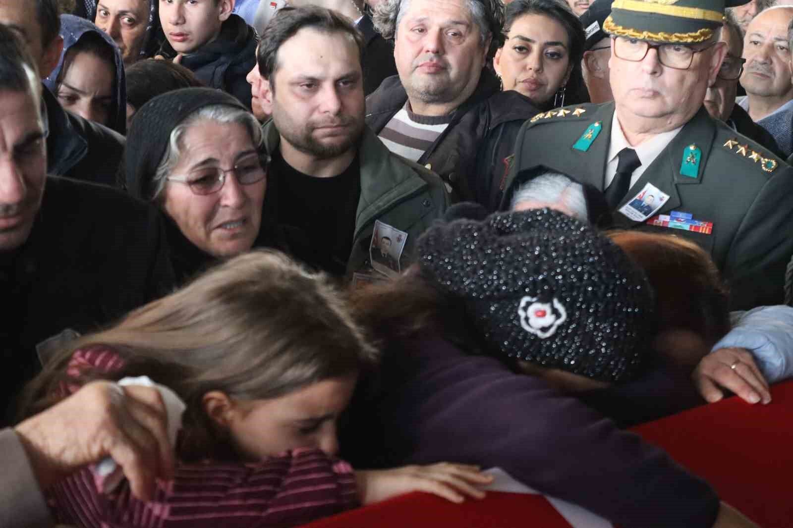 Şehit Pilot İbrahim Bolat İzmir’de Son Yolculuğuna Uğurlandı (5)