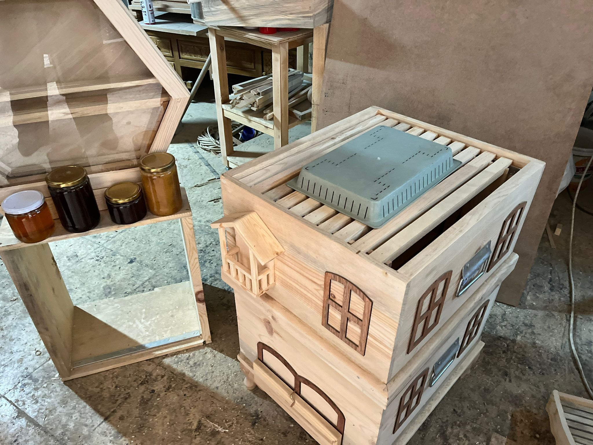 Ahşap Kovanda Devrim Arıya Hizmet Eden Usta (1)-1