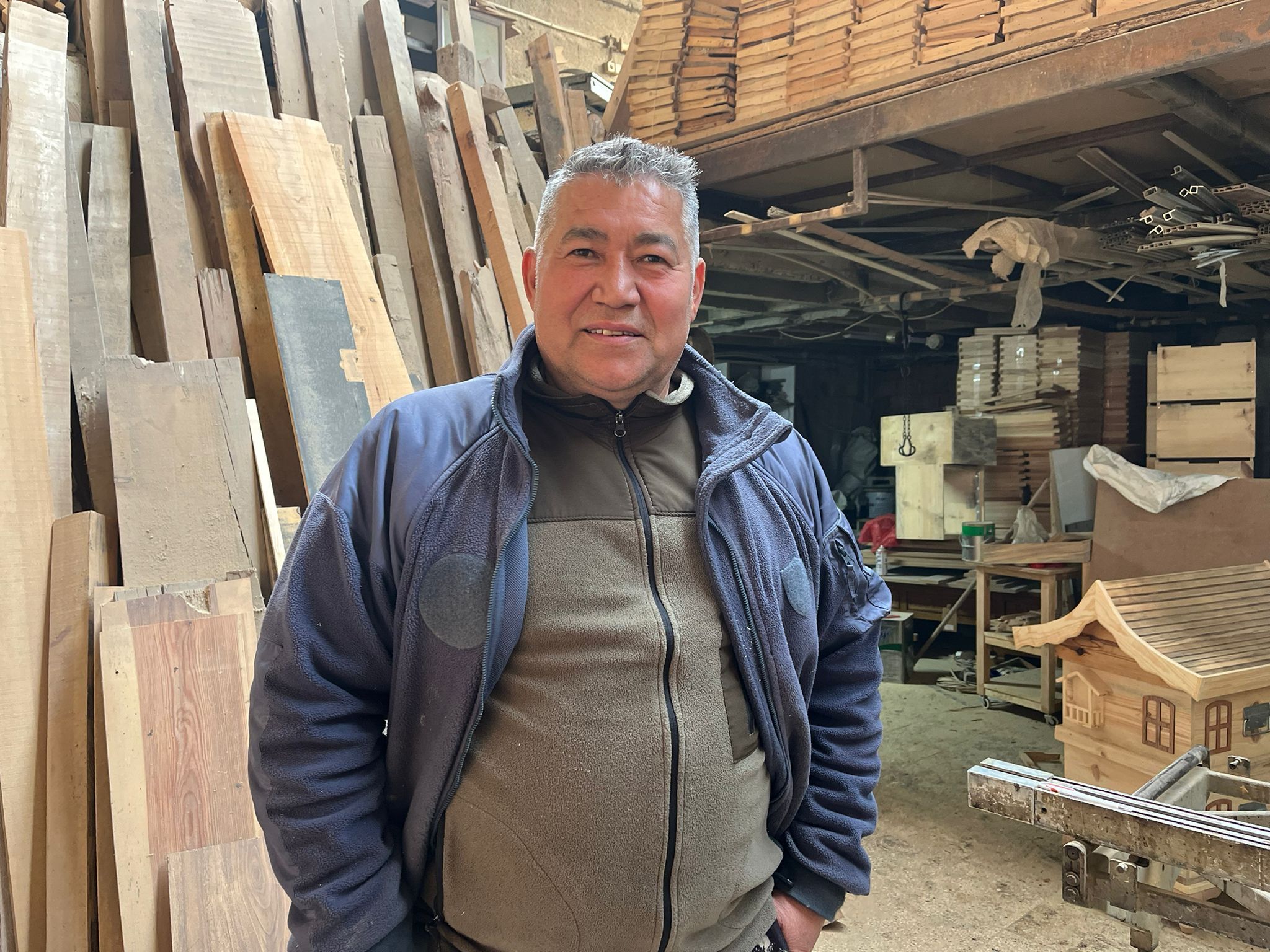 Ahşap Kovanda Devrim Arıya Hizmet Eden Usta (6)