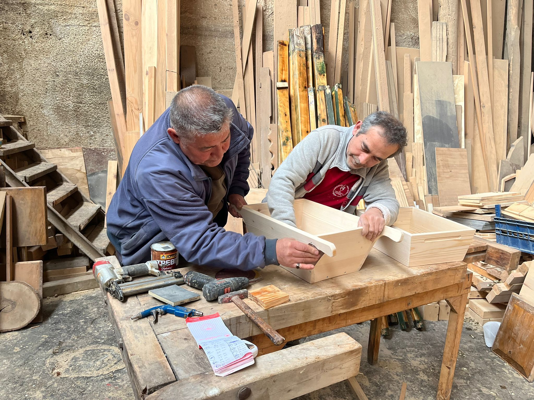 Ahşap Kovanda Devrim Arıya Hizmet Eden Usta (7)