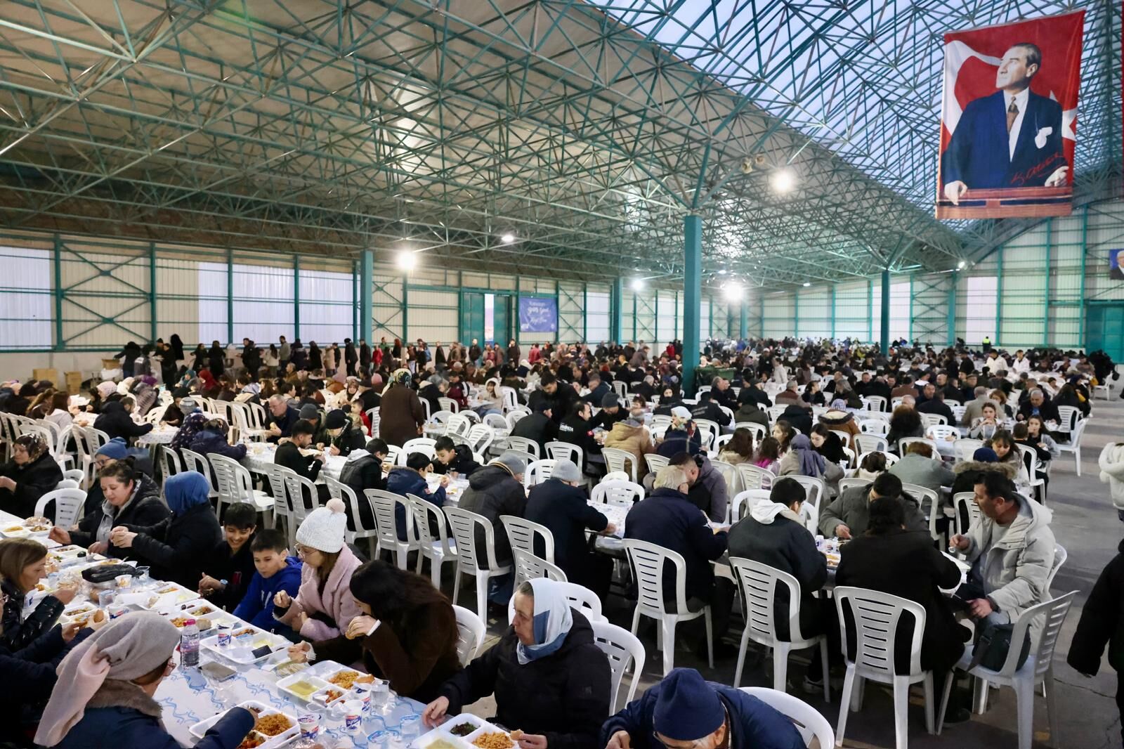 Başkan Kurt, 75. Yıl Mahallesi'nde Vatandaşlarla İftarda Bir Araya Geldi (3)