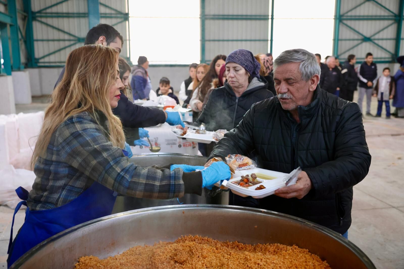 Başkan Kurt, 75. Yıl Mahallesi'nde Vatandaşlarla İftarda Bir Araya Geldi (8)