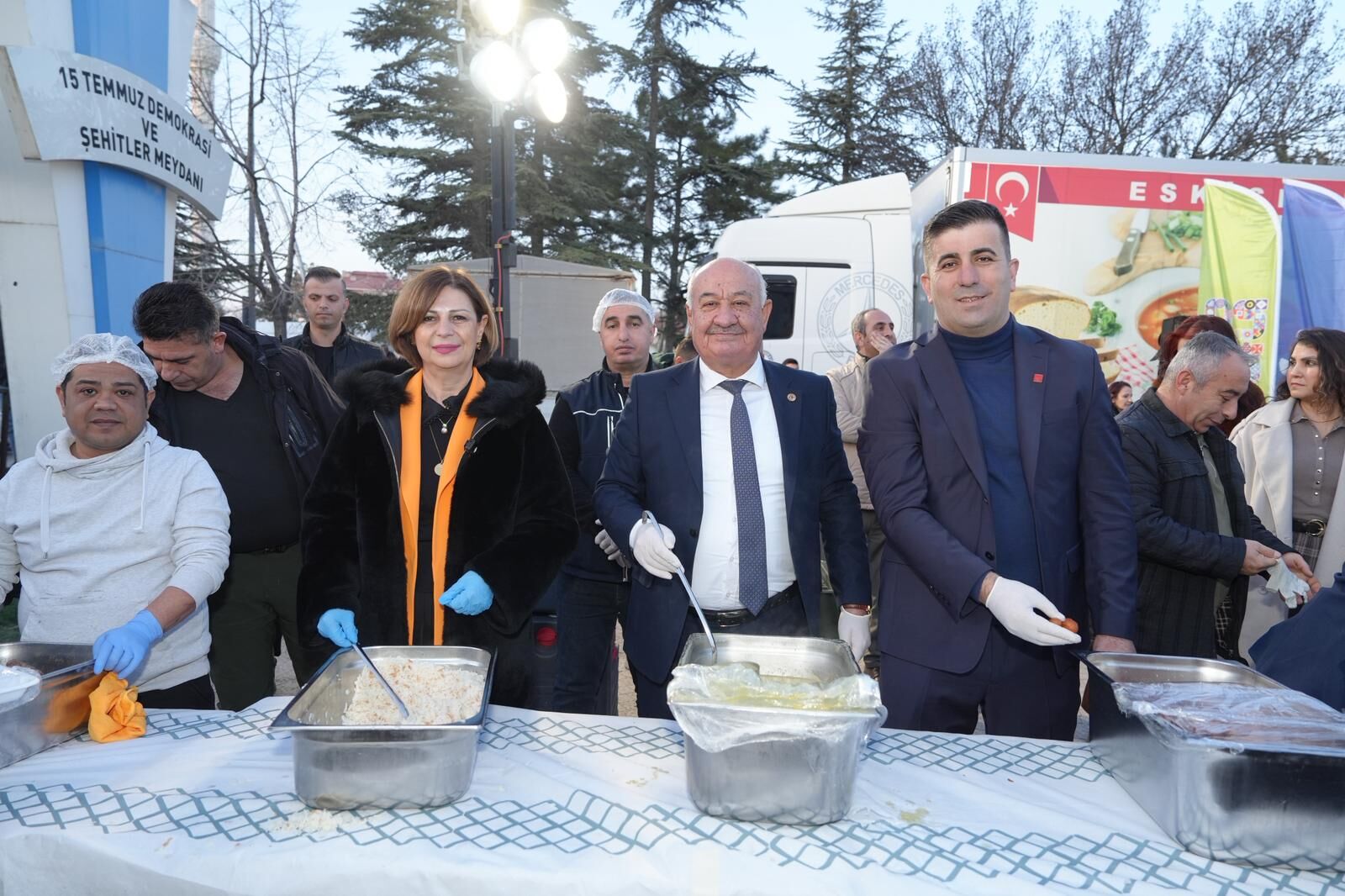 Başkan Ünlüce, Alpu'da Vatandaşlarla İftarda Bir Araya Geldi (6)