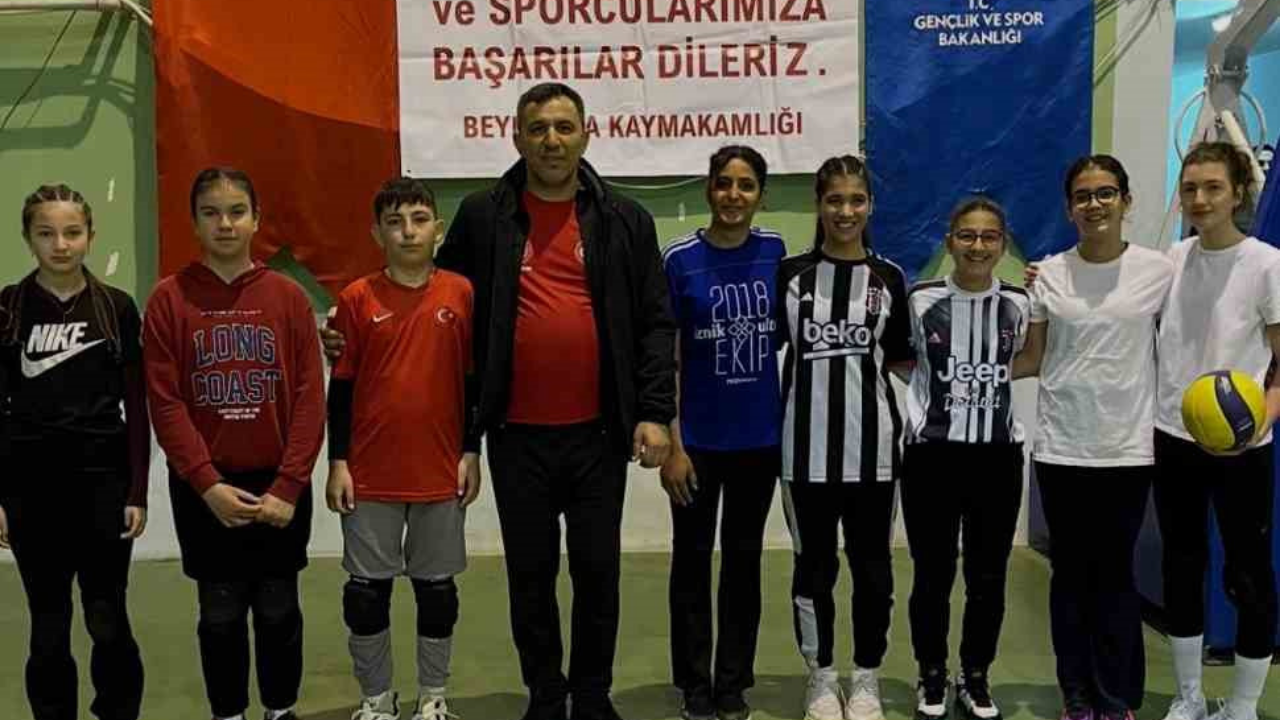 Beylikova'da Voleybol Turnuvasında Mücadele Başladı (2)