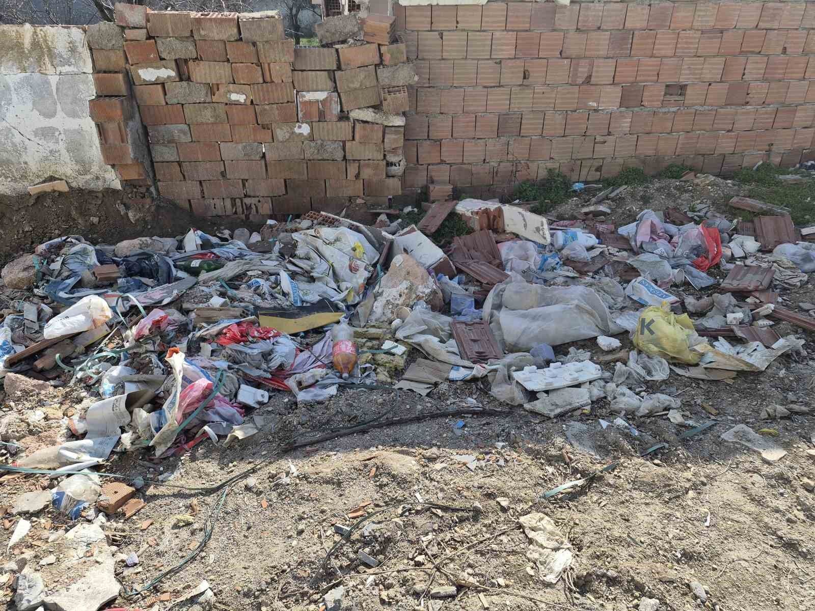 Boş Arazi Çöplüğe Döndü Mahalle Sakinleri Tepkili (1)