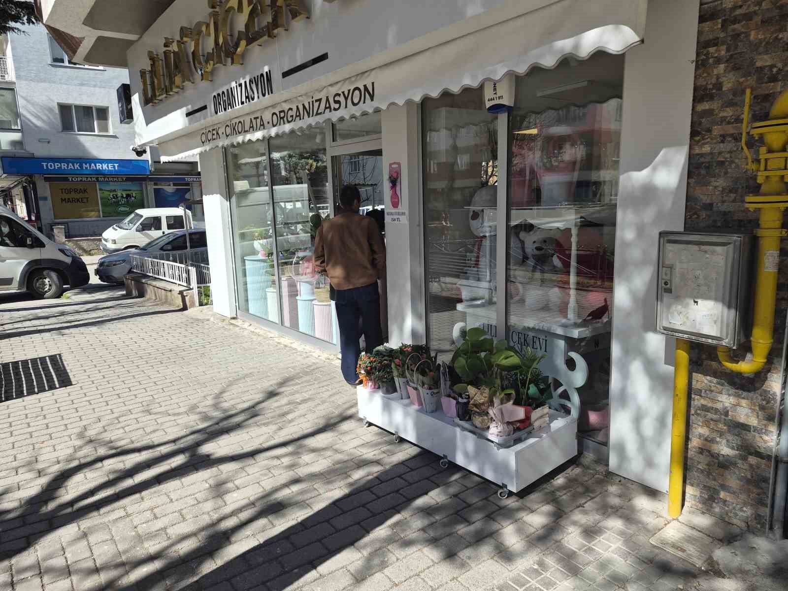 Çiçek Hırsızına İşletmeciden Şaşırtan Yorum.