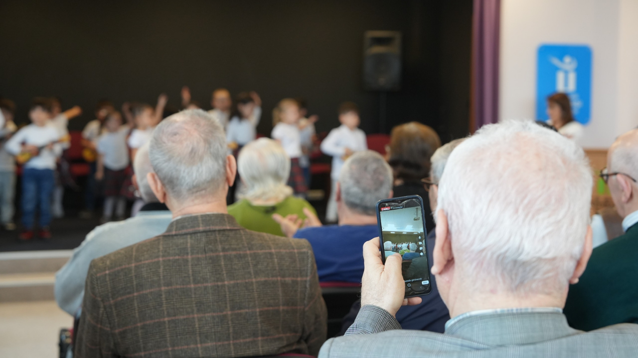 Çocuklar, Büyüklere Sevgi Dolu Gösteri Gerçekleştirdi (2)