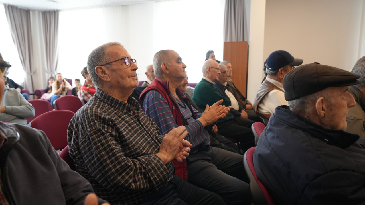 Çocuklar, Büyüklere Sevgi Dolu Gösteri Gerçekleştirdi (3)