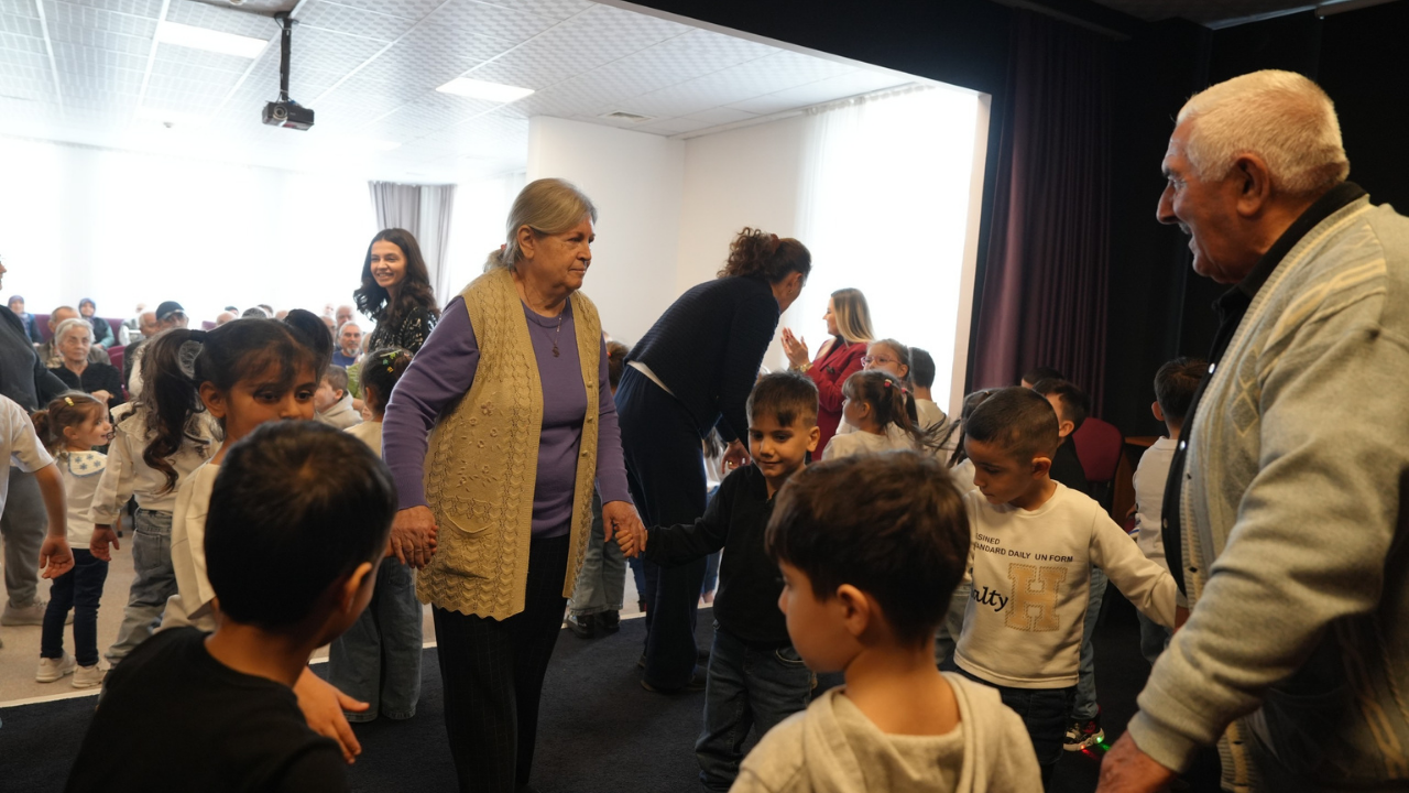 Çocuklar, Büyüklere Sevgi Dolu Gösteri Gerçekleştirdi (5)