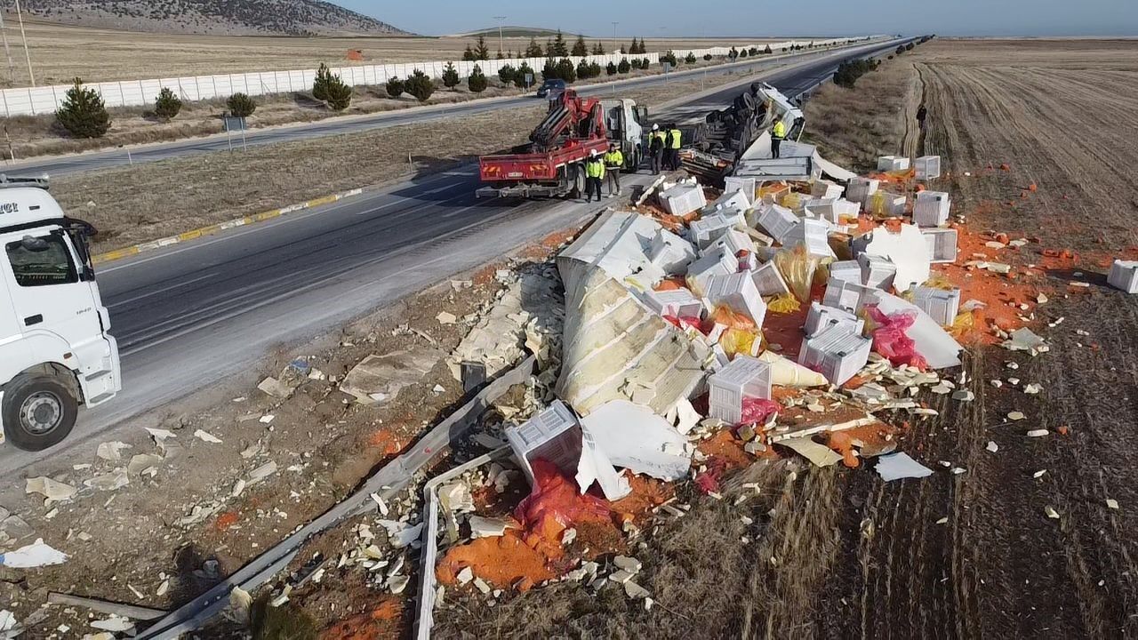 Devrilen Tırda 27 Ton Havuç Ziyan Oldu....-1