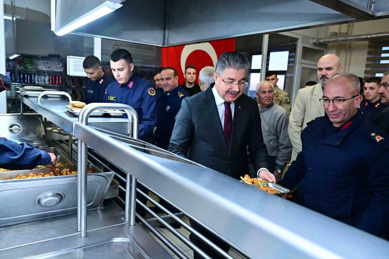 Eskişehir Valisi Yılmaz Askerlerle İftarda Buluştu (1)